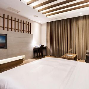 Zimmer mit Kingsize-Bett
